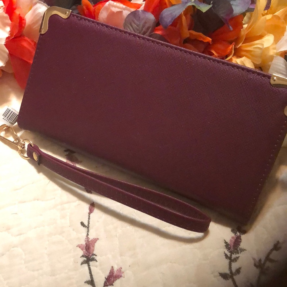 Burgundy wristlet NWOT